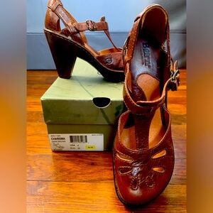 Born Charisma T Strap Dark Brown leather Heels Mary Jane Sz 8